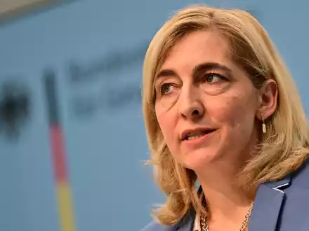 Stellt manche Vorgaben für Pflegeheime in Frage: Gesundheitsministerin Warken. (Foto Archiv)  - Foto: Sebastian Gollnow/dpa