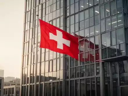 Modernes Schweizer Bürogebäude, das Stabilität und Finanzkraft symbolisiert, mit neutraler Farbpalette und klaren Linien. - Foto: über boerse-global.de