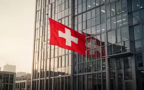 Modernes Schweizer Bürogebäude, das Stabilität und Finanzkraft symbolisiert, mit neutraler Farbpalette und klaren Linien. - Foto: über boerse-global.de