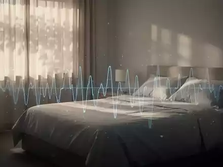 Ein ruhiges Schlafzimmer mit sanftem Morgenlicht, das durch Vorhänge fällt. Ein ordentliches Bett im Vordergrund. - Foto: über boerse-global.de