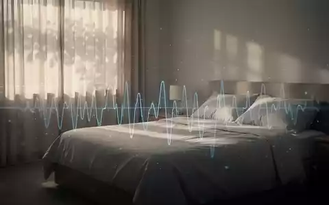 Ein ruhiges Schlafzimmer mit sanftem Morgenlicht, das durch Vorhänge fällt. Ein ordentliches Bett im Vordergrund. - Foto: über boerse-global.de