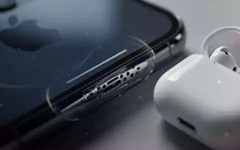 Close-up of an iPhone speaker grille next to an AirPods Pro charging case, illustrating audio technology and device integration. - Foto: über boerse-global.de