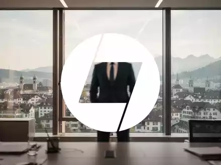 Eine verschwommene Geschäftsfigur steht in einem modernen Schweizer Büro mit Blick auf eine Stadtlandschaft und symbolisiert neue Führung. - Foto: über boerse-global.de