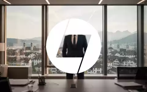 Eine verschwommene Geschäftsfigur steht in einem modernen Schweizer Büro mit Blick auf eine Stadtlandschaft und symbolisiert neue Führung. - Foto: über boerse-global.de