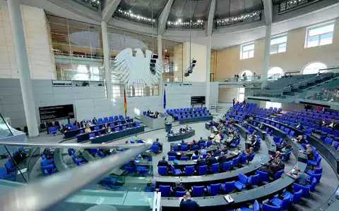Die Fraktionen von Union und SPD wollen im Bundestag mit einer einmaligen Nullrunde bei den Bezügen der Abgeordneten ein Sparsignal in finanziell schwierigen Zeiten senden. (Archivbild) - Foto: Michael Kappeler/dpa