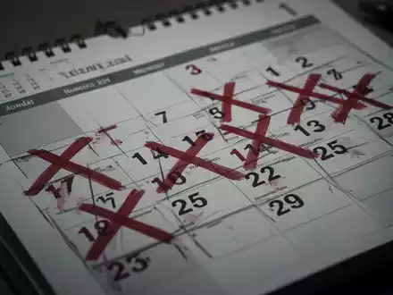 Ein Kalender mit mehreren rot durchgestrichenen Terminen, der abgesagte Verhandlungen symbolisiert. - Foto: über boerse-global.de