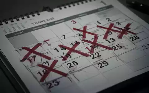 Ein Kalender mit mehreren rot durchgestrichenen Terminen, der abgesagte Verhandlungen symbolisiert. - Foto: über boerse-global.de