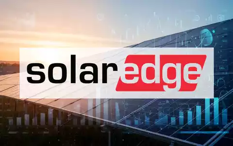 Solarpanels bei Sonnenaufgang mit einer digitalen Darstellung von Finanzdaten im Vordergrund. - Foto: über boerse-global.de