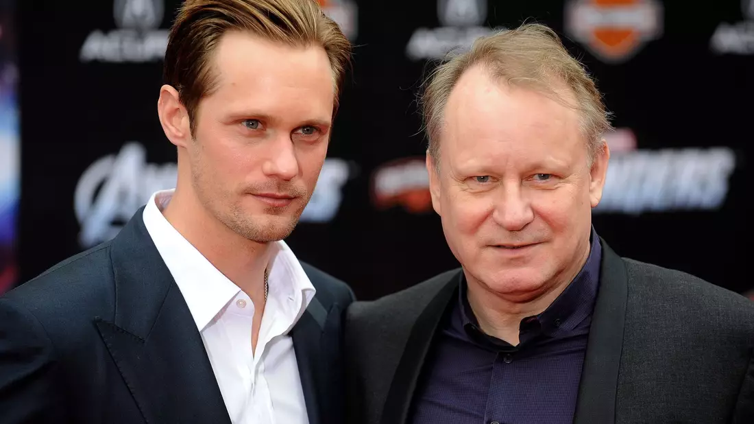 Alexander Skarsgård (links) ist wie mehrere seiner Brüder in die Fußstapfen von Vater Stellan (rechts) getreten. (Archivbild) - Bild: picture alliance / dpa