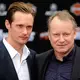 Alexander Skarsgård (links) ist wie mehrere seiner Brüder in die Fußstapfen von Vater Stellan (rechts) getreten. (Archivbild) - Bild: picture alliance / dpa