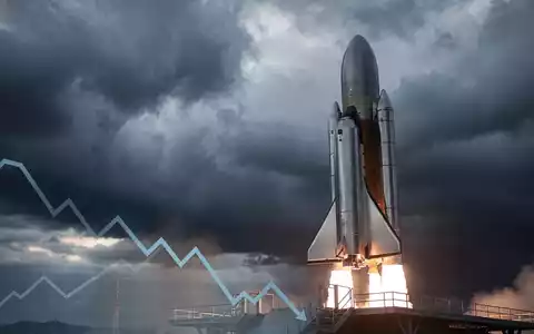 Eine moderne Rakete startet vor einem bewölkten Himmel, im Vordergrund ein leicht abfallender Börsenkurs. - Foto: über boerse-global.de