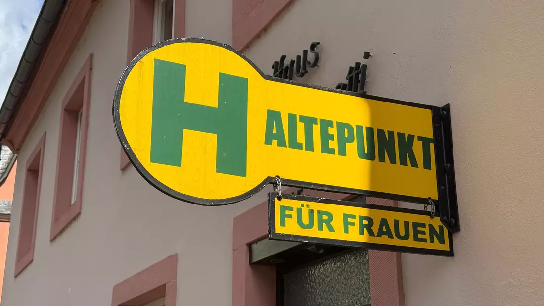 Im Café Haltepunkt können sich wohnungslose Frauen tagsüber aufhalten. - Bild: Birgit Reichert/dpa
