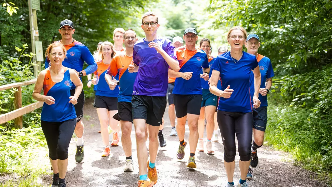 Fynn Thome (18, vorne) trainiert gemeinsam mit den Läuferinnen und Läufern der Lauf- und Triathlonfreunde Lebach (LTF Theeltal) auf einer Waldstrecke bei Lebach. - Bild: Laszlo Pinter/dpa/Laszlo Pinter