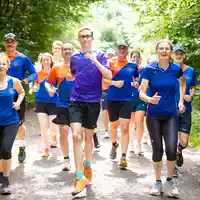 Fynn Thome (18, vorne) trainiert gemeinsam mit den Läuferinnen und Läufern der Lauf- und Triathlonfreunde Lebach (LTF Theeltal) auf einer Waldstrecke bei Lebach. - Foto: Laszlo Pinter/dpa/Laszlo Pinter