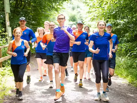 Fynn Thome (18, vorne) trainiert gemeinsam mit den Läuferinnen und Läufern der Lauf- und Triathlonfreunde Lebach (LTF Theeltal) auf einer Waldstrecke bei Lebach. - Foto: Laszlo Pinter/dpa/Laszlo Pinter