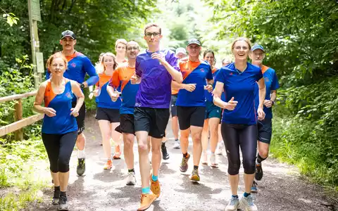 Fynn Thome (18, vorne) trainiert gemeinsam mit den Läuferinnen und Läufern der Lauf- und Triathlonfreunde Lebach (LTF Theeltal) auf einer Waldstrecke bei Lebach. - Foto: Laszlo Pinter/dpa/Laszlo Pinter