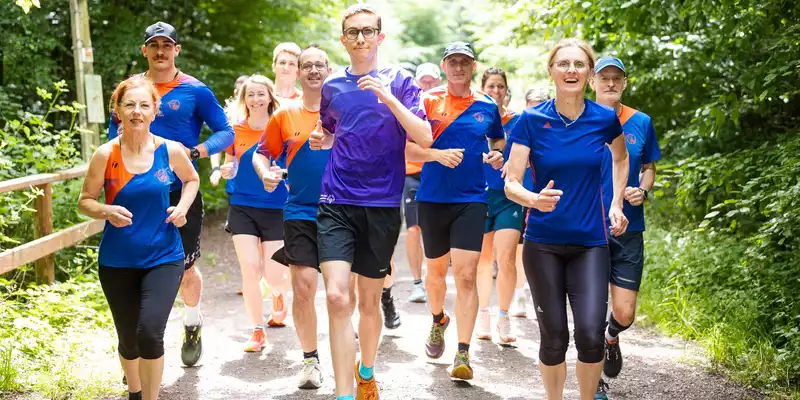 Fynn Thome (18, vorne) trainiert gemeinsam mit den Läuferinnen und Läufern der Lauf- und Triathlonfreunde Lebach (LTF Theeltal) auf einer Waldstrecke bei Lebach. - Foto: Laszlo Pinter/dpa/Laszlo Pinter
