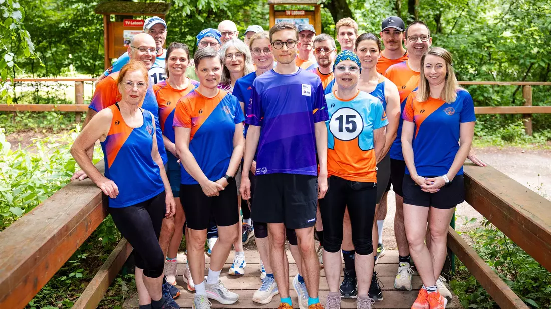 Fynn Thome (18, Mitte) posiert gemeinsam mit den Mitgliedern der Lauf- und Triathlonfreunde Lebach (LTF Theeltal) für ein Gruppenfoto. - Bild: Laszlo Pinter/dpa/Laszlo Pinter