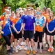 Fynn Thome (18, Mitte) posiert gemeinsam mit den Mitgliedern der Lauf- und Triathlonfreunde Lebach (LTF Theeltal) für ein Gruppenfoto. - Bild: Laszlo Pinter/dpa/Laszlo Pinter