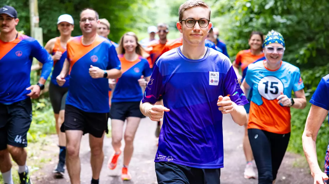 Beim gemeinsamen Training im Wald bereitet sich Fynn (M.) mit anderen Läuferinnen und Läufern auf die nationalen Spiele der Special Olympics vor. - Bild: Laszlo Pinter/dpa/Laszlo Pinter