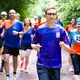 Beim gemeinsamen Training im Wald bereitet sich Fynn (M.) mit anderen Läuferinnen und Läufern auf die nationalen Spiele der Special Olympics vor. - Bild: Laszlo Pinter/dpa/Laszlo Pinter