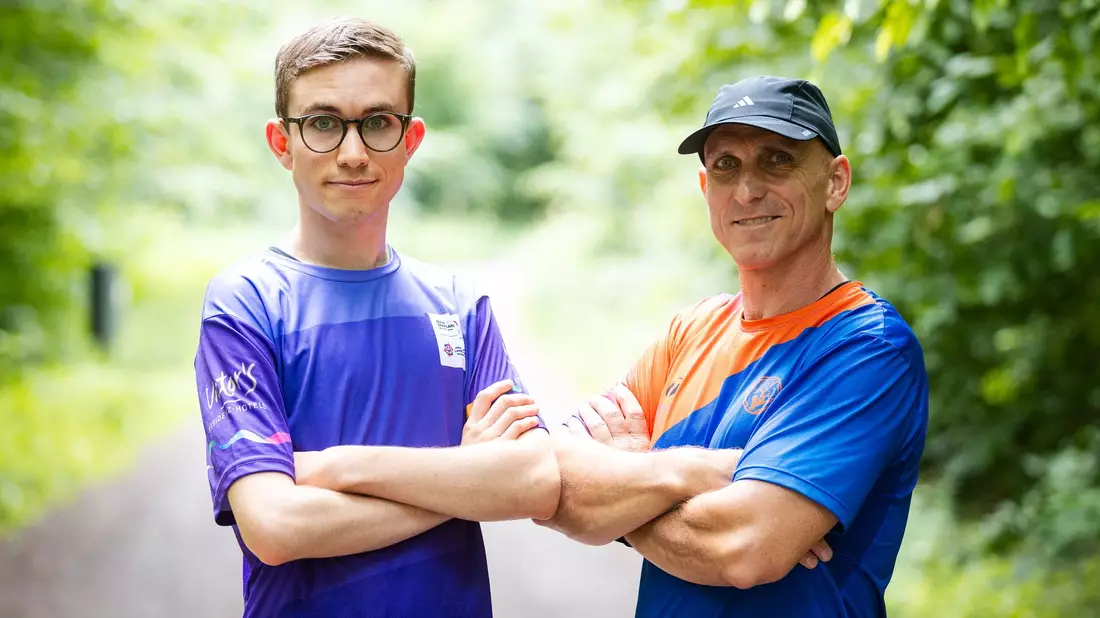 Fynn Thome (18, l.) und sein Vater Martin Thome trainieren gemeinsam in einem Wald bei Lebach für die Special Olympics Nationalen Spiele Saarland 2026. - Bild: Laszlo Pinter/dpa/Laszlo Pinter