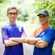 Fynn Thome (18, l.) und sein Vater Martin Thome trainieren gemeinsam in einem Wald bei Lebach für die Special Olympics Nationalen Spiele Saarland 2026. - Bild: Laszlo Pinter/dpa/Laszlo Pinter