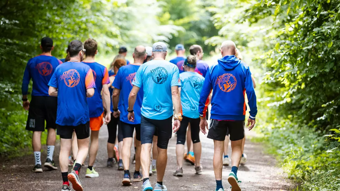 Gemeinsam statt allein: Fynn Thome trainiert mit Läuferinnen und Läufern der LTF Theeltal für die Wettbewerbe der Special Olympics. - Bild: Laszlo Pinter/dpa/Laszlo Pinter