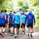 Gemeinsam statt allein: Fynn Thome trainiert mit Läuferinnen und Läufern der LTF Theeltal für die Wettbewerbe der Special Olympics. - Bild: Laszlo Pinter/dpa/Laszlo Pinter