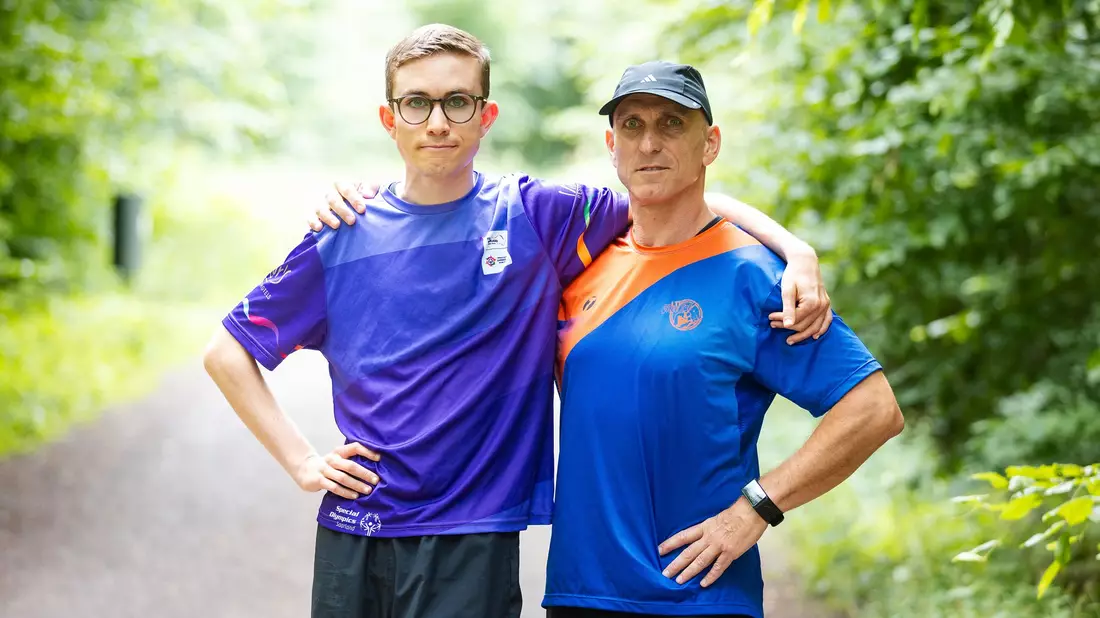 Fynn Thome (18, l.) und sein Vater Martin Thome trainieren gemeinsam in einem Wald bei Lebach für die Special Olympics nationalen Spiele Saarland 2026. - Bild: Laszlo Pinter/dpa/Laszlo Pinter