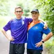 Fynn Thome (18, l.) und sein Vater Martin Thome trainieren gemeinsam in einem Wald bei Lebach für die Special Olympics nationalen Spiele Saarland 2026. - Bild: Laszlo Pinter/dpa/Laszlo Pinter