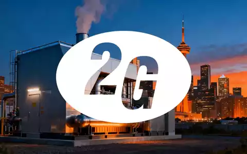 Eine moderne, gasbetriebene KWK-Anlage mit dem Logo von 2G Energy vor der Skyline einer nordamerikanischen Stadt in der Dämmerung. - Foto: über boerse-global.de
