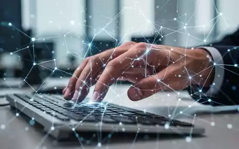 A hand hovers over a keyboard, with a glowing digital network overlay, symbolizing a system outage or disruption. - Foto: über boerse-global.de