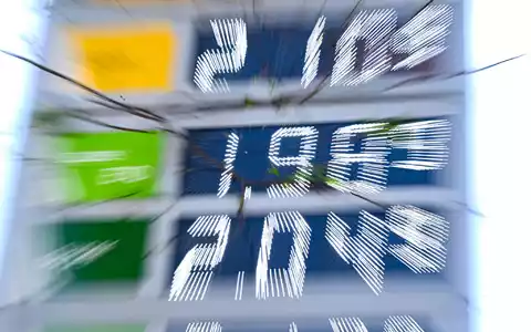 Umfrage: Viele lassen Auto wegen hoher Spritpreise stehen. (Symbolbild) - Foto: Bernd Weißbrod/dpa
