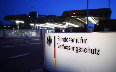 Mehr Details zu christlichen Influencern, bei denen der Verfassungsschutz  Handlungen gegen die freiheitliche demokratische Grundordnung, erkennt, gibt die Bundesregierung nicht preis. Sie begründet dies unter anderem damit, dass dies zu «Abwehrstrategien» führen und dadurch die Erkenntnisgewinnung erschweren könnte. (Symbolbild) - Foto: Oliver Berg/dpa