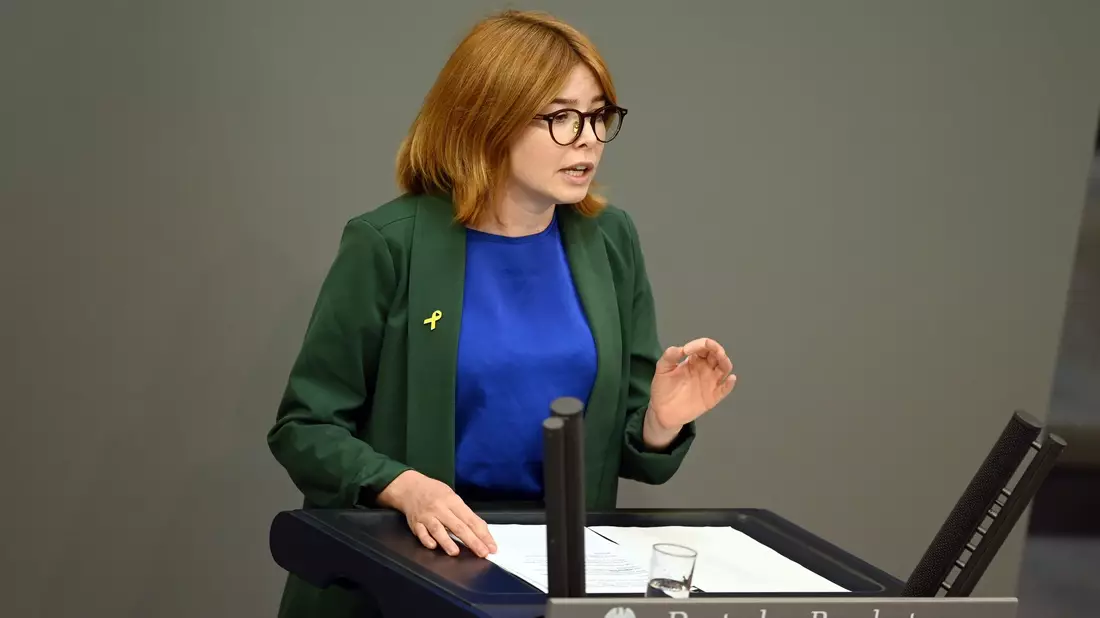 Die Abgeordnete Marlene Schönberger (Grüne) sagt: «Dass bereits unsere Anfrage auf spürbaren Gegenwind aus extrem rechten Kreisen gestoßen ist, zeigt, wie empfindlich die Szene auf kritische Nachfragen reagiert.» - Bild: Malin Wunderlich/dpa