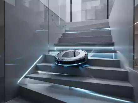 Ein futuristischer Roboterstaubsauger mit blauen Lichtakzenten fährt eine moderne Treppe in einem stilvollen Zuhause hinauf. - Foto: über boerse-global.de