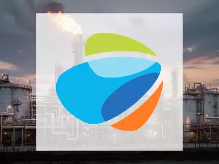 Industrielle Gasverarbeitungsanlage bei Sonnenuntergang mit Pipelines, Lagertanks und einer Fackel. - Foto: über boerse-global.de