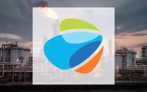 Industrielle Gasverarbeitungsanlage bei Sonnenuntergang mit Pipelines, Lagertanks und einer Fackel. - Foto: ĂŒber boerse-global.de