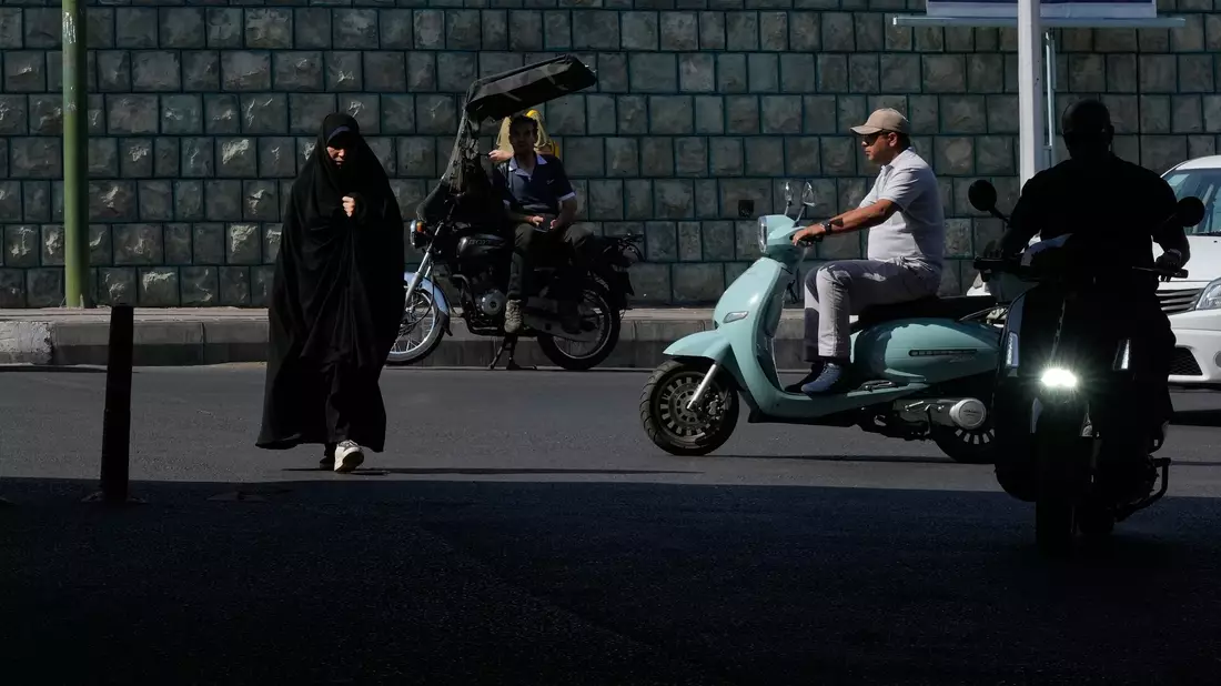 In Irans Hauptstadt Teheran geht während der Verhandlungen das Leben weiter. - Bild: Vahid Salemi/AP/dpa