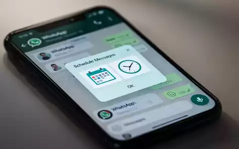 A smartphone screen showing the WhatsApp app with a message scheduling interface open, displaying options for date and time selection. - Foto: über boerse-global.de