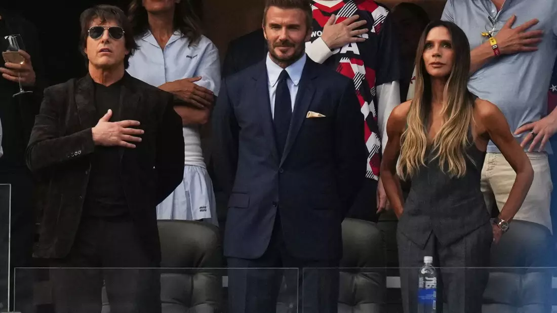 Tom Cruise, David Beckham und seine Frau Victoria Beckham zählten zu den Promis auf den Tribünen. - Bild: Andre Penner/AP/dpa