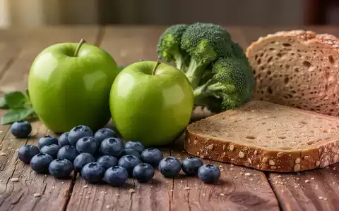 Eine Nahaufnahme von frischen, unverarbeiteten Lebensmitteln auf einem Holztisch: grüner Apfel, Blaubeeren, Brokkoli und Vollkornbrot. - Foto: über boerse-global.de