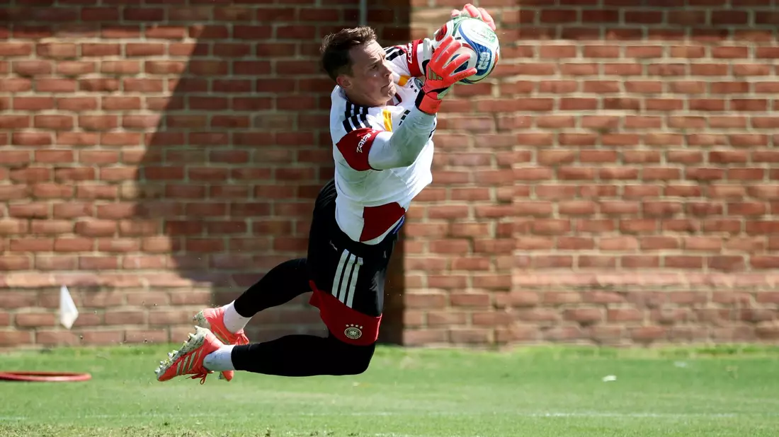 Manuel Neuer hat allen Kollegen im DFB-Kader etwas voraus.  - Bild: Christian Charisius/dpa