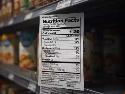 Nahaufnahme eines Produktetiketts im Supermarkt, das leicht verzerrt ist, um irreführende Nährwertangaben zu symbolisieren. - Foto: über boerse-global.de