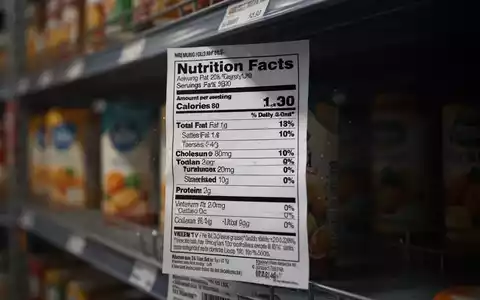 Nahaufnahme eines Produktetiketts im Supermarkt, das leicht verzerrt ist, um irreführende Nährwertangaben zu symbolisieren. - Foto: über boerse-global.de