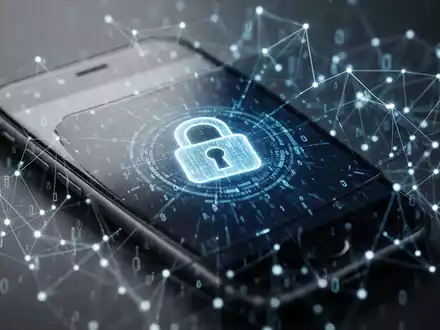 Ein Smartphone mit einem digitalen Schlosssymbol auf dem Bildschirm, umgeben von einem leuchtenden Datennetzwerk, das Cybersicherheit darstellt. - Foto: über boerse-global.de