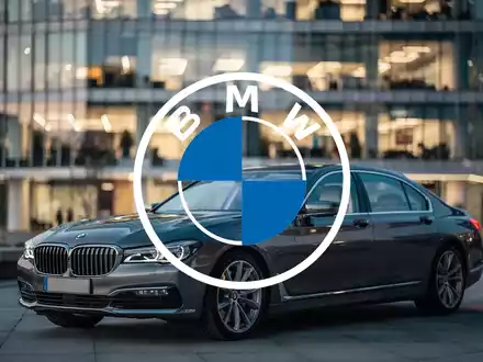 Ein elegantes, modernes BMW-Fahrzeug vor einem unscharfen Bürogebäude in der Dämmerung, das Erfolg und Unternehmensstärke symbolisiert. - Foto: über boerse-global.de