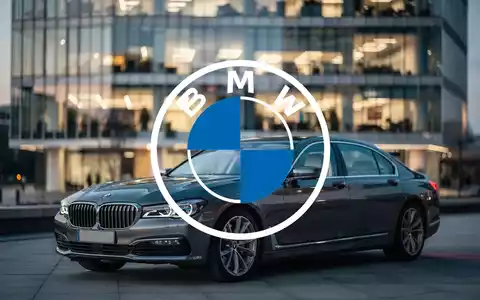 Ein elegantes, modernes BMW-Fahrzeug vor einem unscharfen Bürogebäude in der Dämmerung, das Erfolg und Unternehmensstärke symbolisiert. - Foto: über boerse-global.de