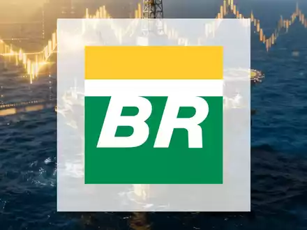 Eine Nahaufnahme einer modernen Ölbohrplattform auf See mit einem subtilen goldenen Schein eines Finanzdiagramms im Hintergrund. - Foto: über boerse-global.de